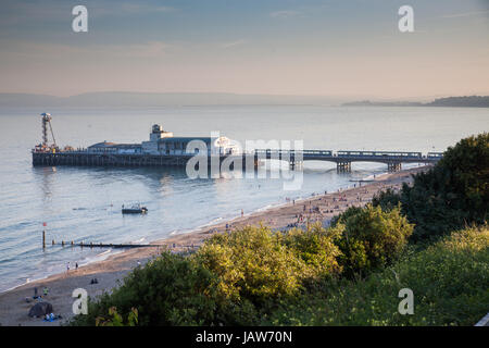 BOURNEMOUTH, UK 1. Juni 2017: Bournemouth Beach Pier und Küste, Dorset, England Stockfoto