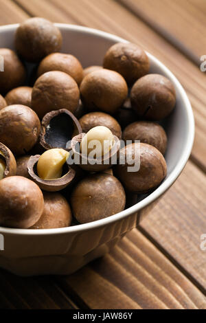 Macadamia-Nüssen in Keramikschale Stockfoto