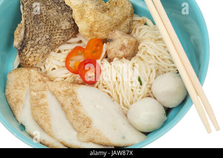 Leckere Nudel-Schüssel mit Fisch Ball verschlossen und isoliert auf weißem Hintergrund Stockfoto