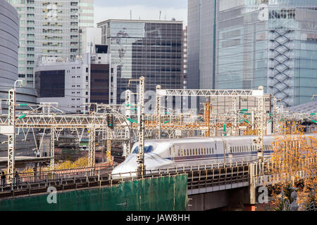 Eisenbahn mit Skyline bei Yurakuchi in der Nähe von Ginza Tokyo Japan für Transport-Hintergrund Stockfoto