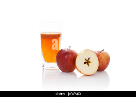 Frischer Apfelsaft in Glas und rote reife Äpfel isoliert auf weißem Hintergrund mit Reflexion. Gesundes Trinken. Stockfoto