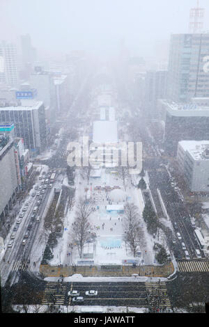 Sapporo, Hokkaido, Japan. Blick auf Odori Park in Sapporo Snow Festival (Sapporo Yuki Matsuri) vom Fernsehturm Sapporo Stockfoto