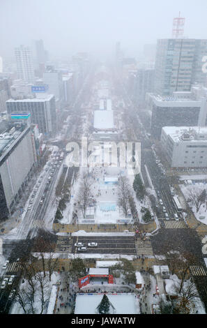 Sapporo, Hokkaido, Japan. Blick auf Odori Park in Sapporo Snow Festival (Sapporo Yuki Matsuri) vom Fernsehturm Sapporo Stockfoto