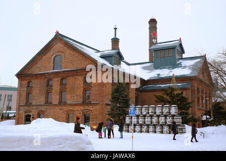 Sapporo, Hokkaido, Japan. Bier Fässer außerhalb Sapporo Beer Museum Stockfoto