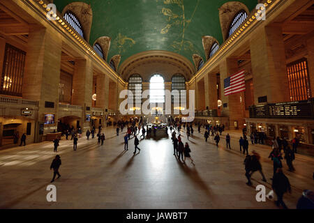 Grand Central Terminal am frühen Morgen, Pendler ausgeführt, um Züge zu fangen Stockfoto