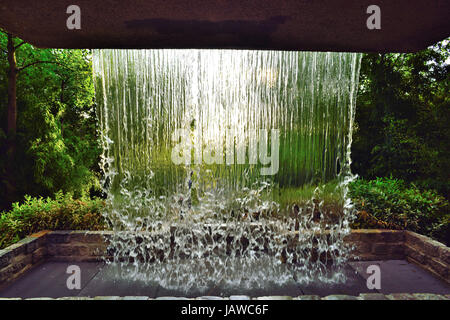 Wasserfall Parc de Belleville, Paris, hinter Wasserfall cascade Stockfoto