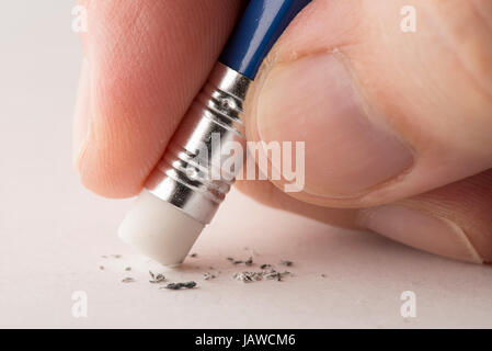 Löschen Fehler mit dem Radiergummi. Stockfoto