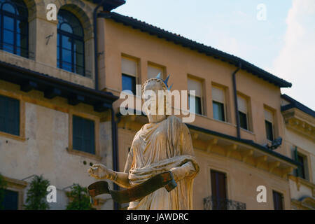 Madonna-Statue in Piazza Delle Erbe in Verona, Italien Stockfoto