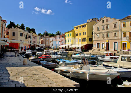 Sommer bzw Veli Losinj bunte Uferpromenade und Hafen, Dalmatien, Kroatien Stockfoto