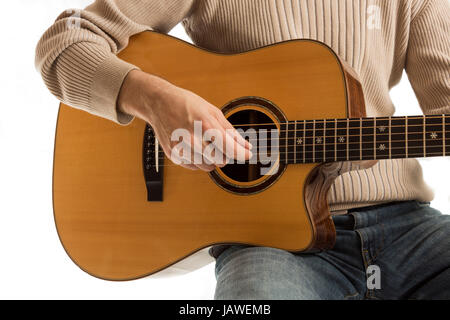 Gitarrist spielt eine akustische Gitarre (Serie mit dem gleichen Modell verfügbar) Stockfoto