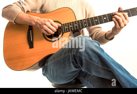 Gitarrist spielt seine akustische Gitarre (Serie mit dem gleichen Modell verfügbar) Stockfoto