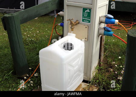 Befüllung eines Behälters Trinkwasser zu einem Campingplatz Wasser