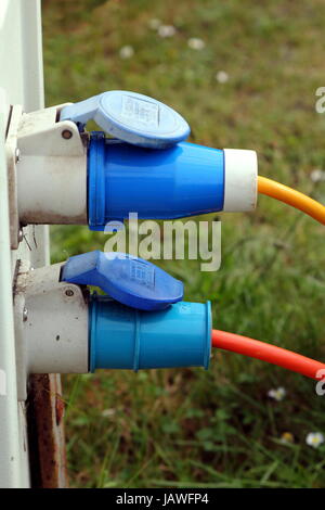 Zwei drei Pin außerhalb Stromstecker verbunden zu einem Campingplatz Wasser und Strom-Versorgung-Punkt Stockfoto