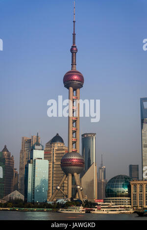 Oriental Pearl TV Tower, Stadtteil Pudong, Shanghai, China Stockfoto