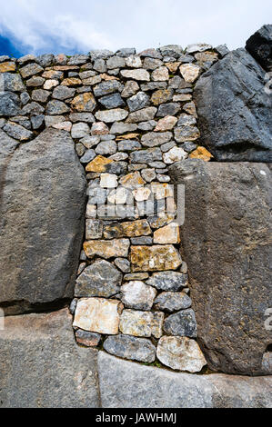 Gesteine verwendet, um einen Bruch in eine Inka Zitadelle-Trockenmauer zu versiegeln. Stockfoto