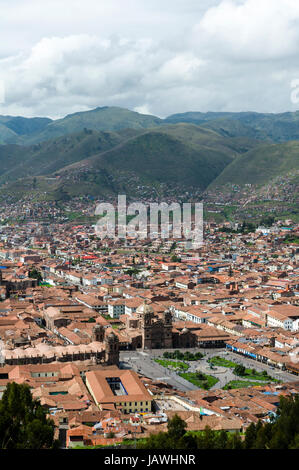 Die Stadt und die Vororte von Cusco füllen ein Anden-Tal mit Terrakotta-Dachziegel. Stockfoto