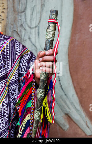 Ein Amaru Mann trägt einen bunten handgewebten Poncho mit Messing und Holz Querflöte. Stockfoto