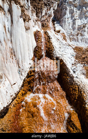 Salzigen Quellwasser fließt Kanäle in terrassierten Verdunstung Teiche in einer Inka-Salz mine. Stockfoto