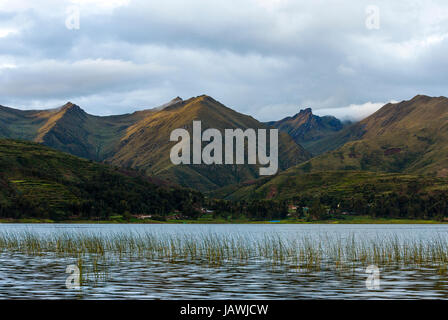 Pastelltöne Farbe die Flanken und die Gipfel der Anden und ein noch Seefläche. Stockfoto