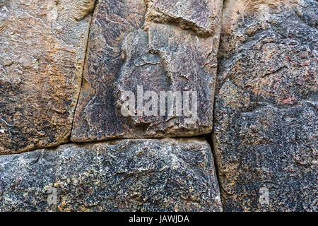 Ein Inka ineinandergreifenden Trockensteinmauer gebaut aus geschnitzten Felsbrocken mit Tischlerei und ohne Mörtel. Stockfoto