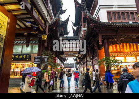 Yuyuan Garden shopping District, eine geschäftige, touristisch Konzentration von Geschäften, Einkaufszentren und Restaurants, Shanghai, China Stockfoto