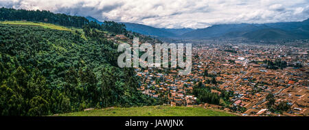 Die Stadt und die Vororte von Cusco füllen ein Anden-Tal mit Terrakotta-Dachziegel. Stockfoto