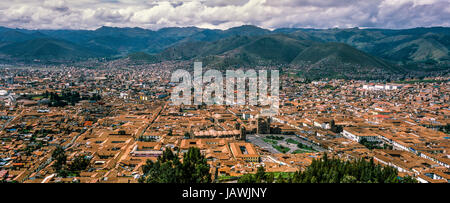 Die Stadt und die Vororte von Cusco füllen ein Anden-Tal mit Terrakotta-Dachziegel. Stockfoto