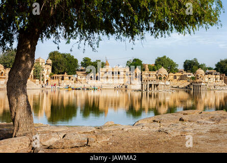 Gadi Sagar (Gadisar) See ist eines der wichtigsten touristischen Attraktionen in Jaisalmer, Rajasthan, Nordindien.     Kunstvoll geschnitzte Tempeln und Schreinen rund um den See Gadisar Jaisalmer. Stockfoto