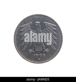 Fünf Deutsche Mark-Münze, die auf einem weißen Hintergrund isoliert Stockfoto