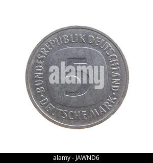 Fünf Deutsche Mark-Münze, die auf einem weißen Hintergrund isoliert Stockfoto
