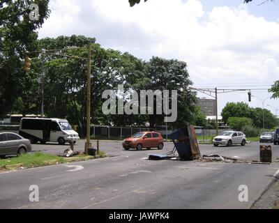 Mai 2017, Puerto Ordaz, Venezuela. Trümmer von Anti-Regierungs-Proteste in dieser lateinamerikanischen Stadt hinterlassen. Blick auf eine Kreuzung von Straßen in der Stadt Puerto Ordaz, wo feste Gegenstände, Müll und Filialen unter anderem blieb, nach einer Reihe von Protesten in dieser Stadt aufgetreten. Stockfoto