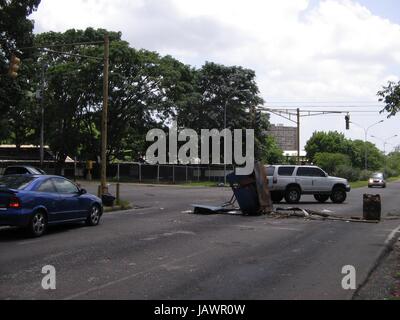 Mai 2017, Puerto Ordaz, Venezuela. Trümmer von Anti-Regierungs-Proteste in dieser lateinamerikanischen Stadt hinterlassen. Blick auf eine Kreuzung von Straßen in der Stadt Puerto Ordaz, wo feste Gegenstände, Müll und Filialen unter anderem blieb, nach einer Reihe von Protesten in dieser Stadt aufgetreten. Stockfoto