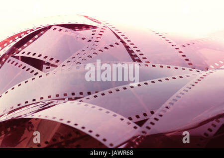Haufen von Negativfilm. Bild-Konzept der alten Technologie. Stockfoto