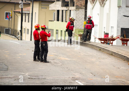 Quito, Ecuador - 9. Dezember 2016: Eine unbekannte Gruppe von Happy Feuerwehrmann Team mit Ausrüstung in den Straßen Stockfoto