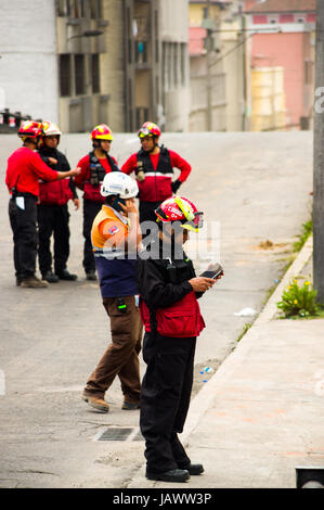 Quito, Ecuador - 9. Dezember 2016: Ein nicht identifiziertes glücklich Feuerwehrmann Team mit Ausrüstung in den Straßen Stockfoto