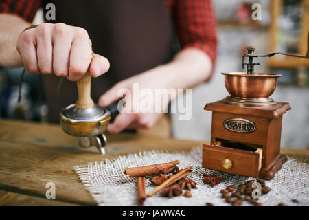 Altmodische Barista im Kaffeehaus Stockfoto
