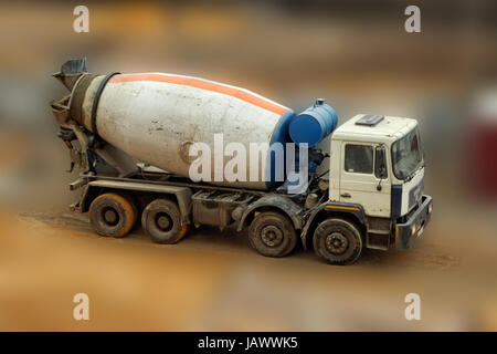 Betonmischer-LKW auf der Hintergrund jedoch unscharf, in der Nähe. Stockfoto