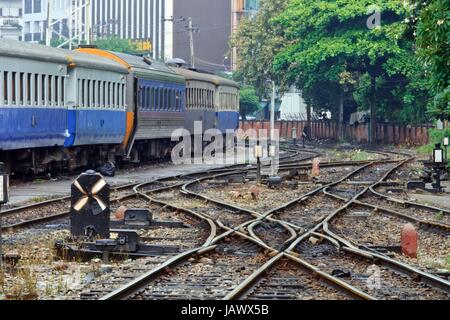 Durcheinander der kreuzenden Strecke Eisenbahnknotenpunkt in Bangkok Station Thailand mit Wagen Stockfoto