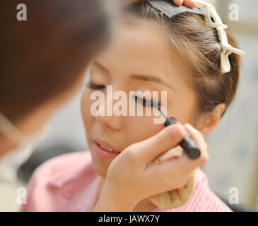 Asiatische chinesische Braut Make-up Schnappschüsse schießen. Hochzeit Makeover Vorbereitung. Stockfoto