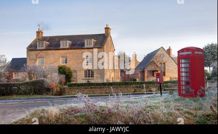 Cotswold-Dorf mit morgendlichen Frost, Aston Subedge in der Nähe von Chipping Campden, Gloucestershire, England. Stockfoto