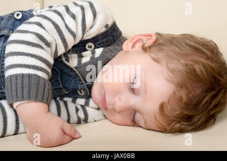 Baby schläft friedlich auf der Couch zu Hause Stockfoto