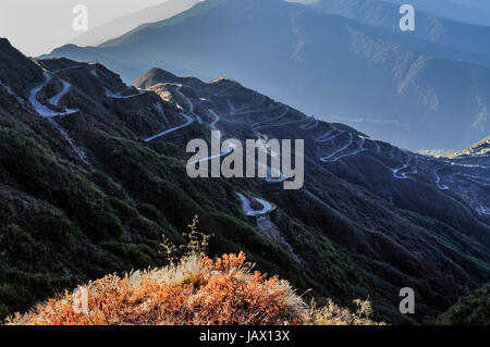 Kurvige Straßen auf der alten Seidenstraße, Seide Handelsroute zwischen China und Indien, Sikkim Stockfoto