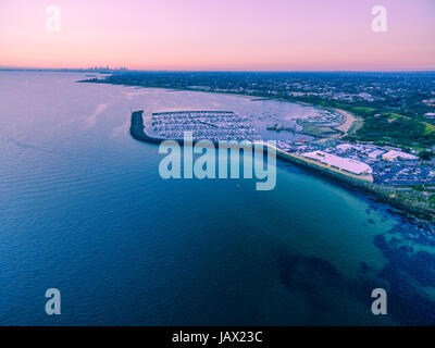 Luftaufnahme von Sandringham Yacht Club und Marina bei Sonnenuntergang. Melbourne, Victoria, Australien Stockfoto