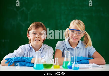 Zwei Schüler sitzen an Lehre der Chemie Stockfoto