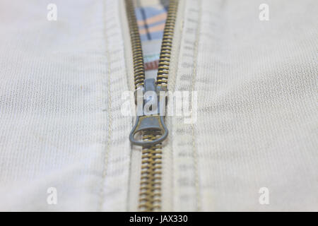 Nahaufnahme der alten Reißverschluss öffnen auf Jacke Stockfoto