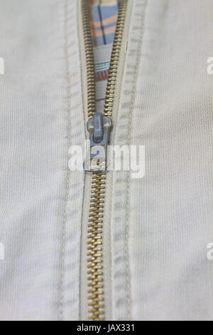 Nahaufnahme der alten Reißverschluss öffnen auf Jacke Stockfoto