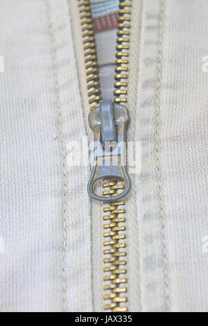 Nahaufnahme der alten Reißverschluss öffnen auf Jacke Stockfoto