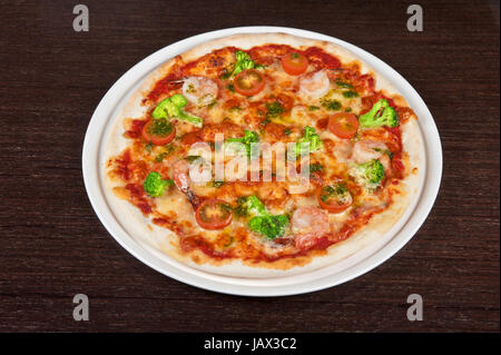 Pizza mit Shrimps und Broccoli am Tisch Stockfoto