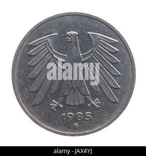Fünf Deutsche Mark-Münze, die auf einem weißen Hintergrund isoliert Stockfoto