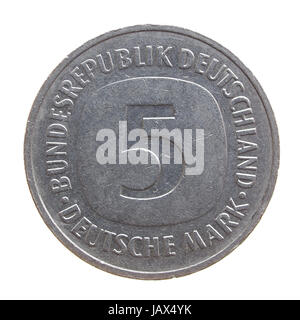 Fünf Deutsche Mark-Münze, die auf einem weißen Hintergrund isoliert Stockfoto